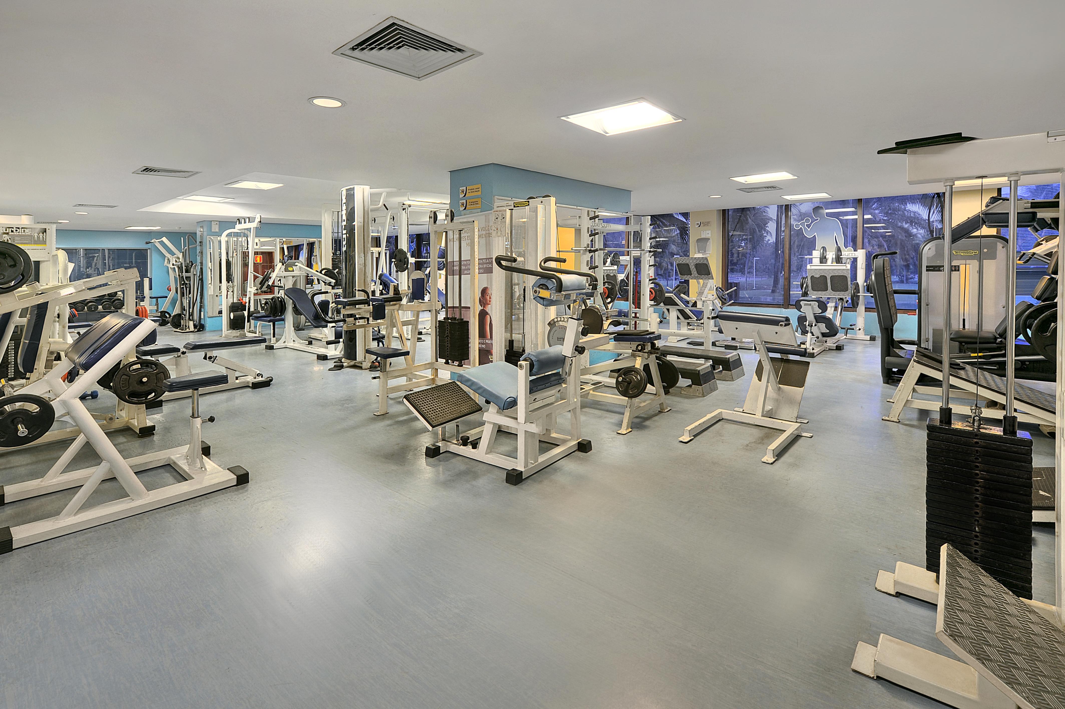 Hotel Deville Prime Salvador Luaran gambar The gym at the hotel