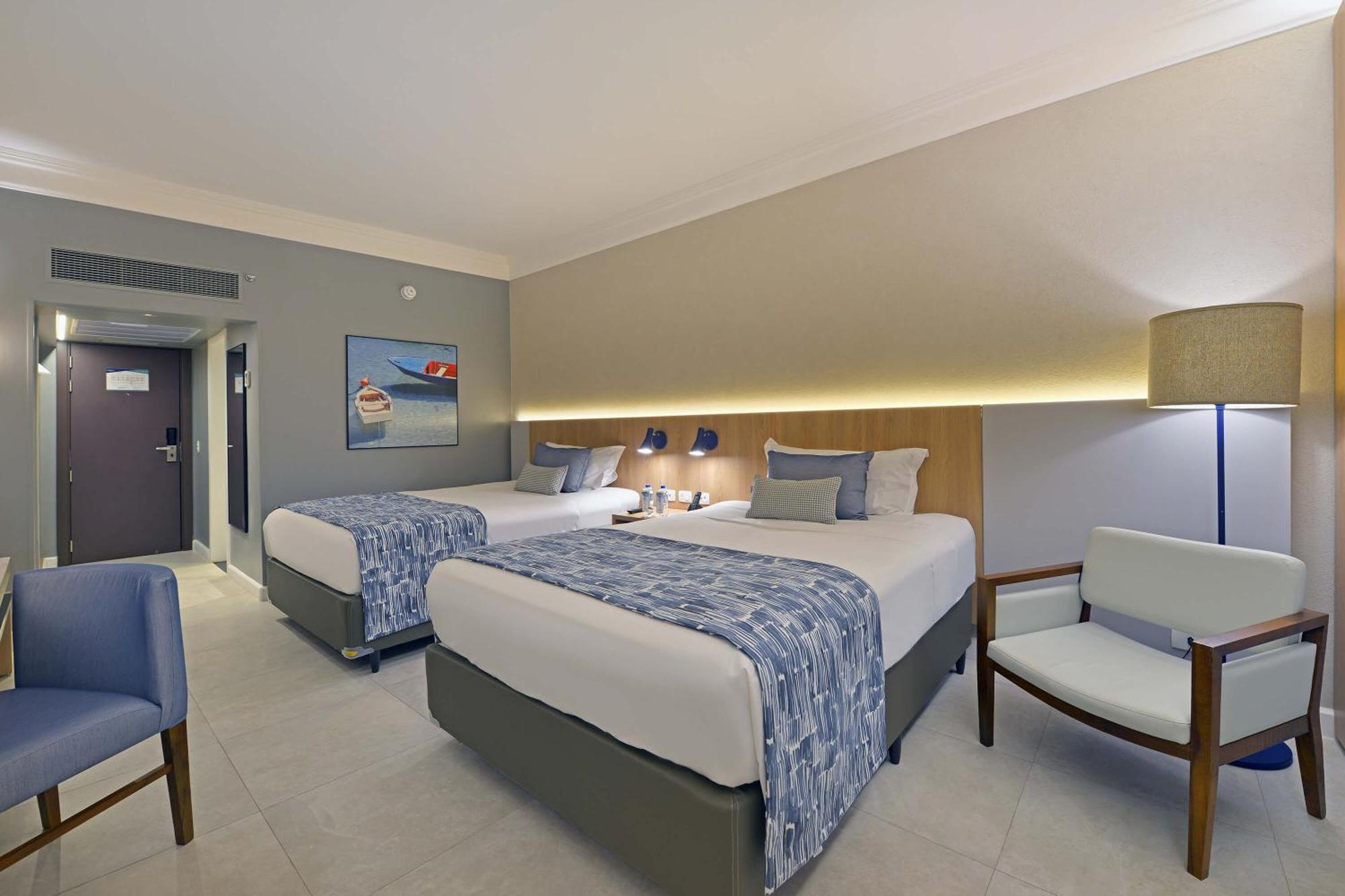 Hotel Deville Prime Salvador Luaran gambar A room at the hotel