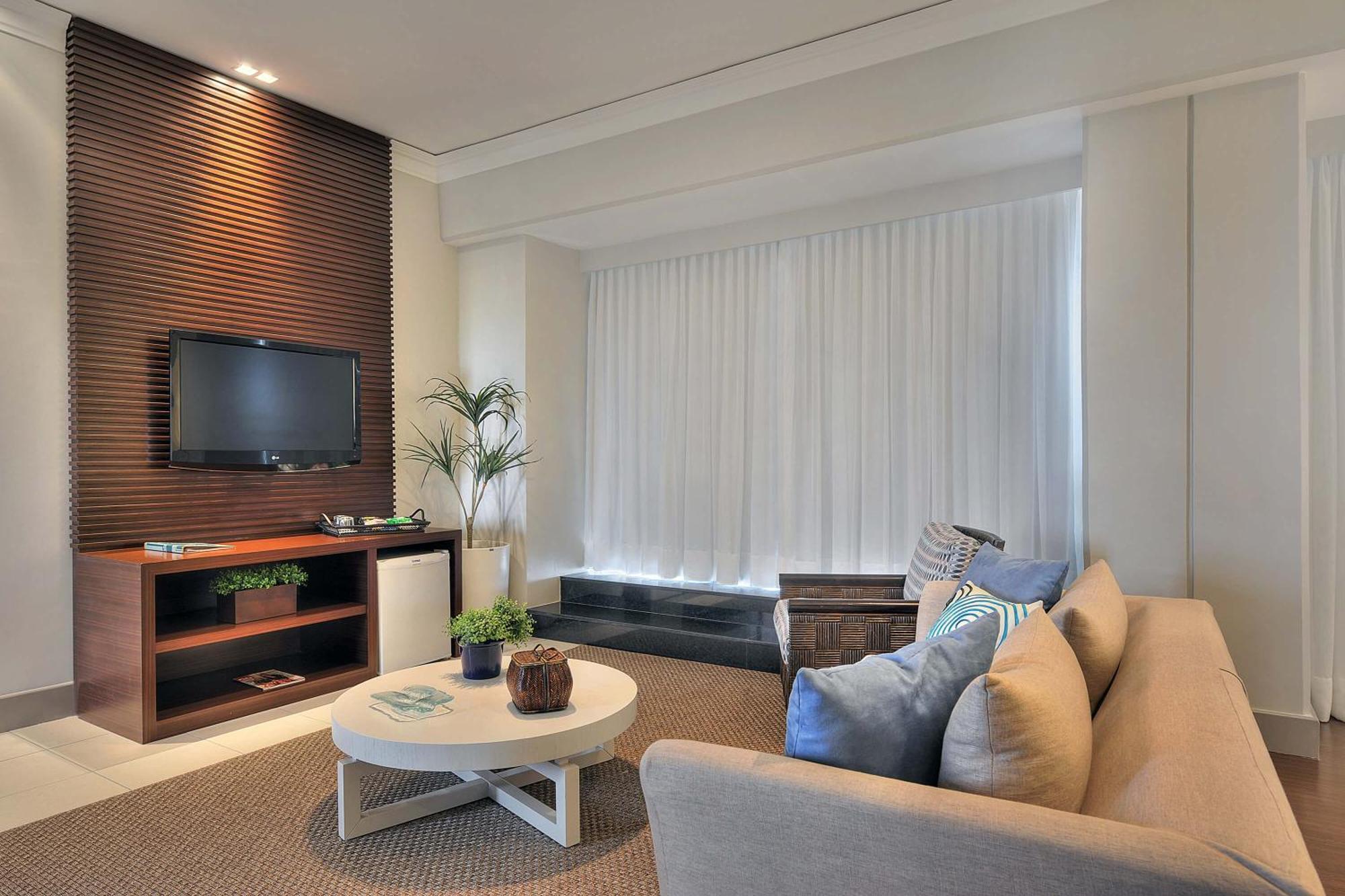 Hotel Deville Prime Salvador Luaran gambar A living room with a television