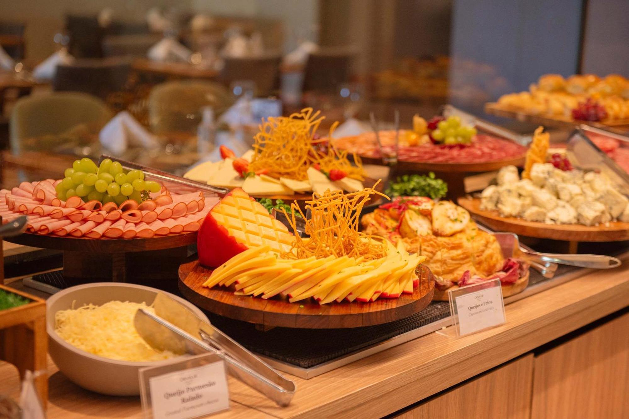 Hotel Deville Prime Salvador Luaran gambar A cheese platter