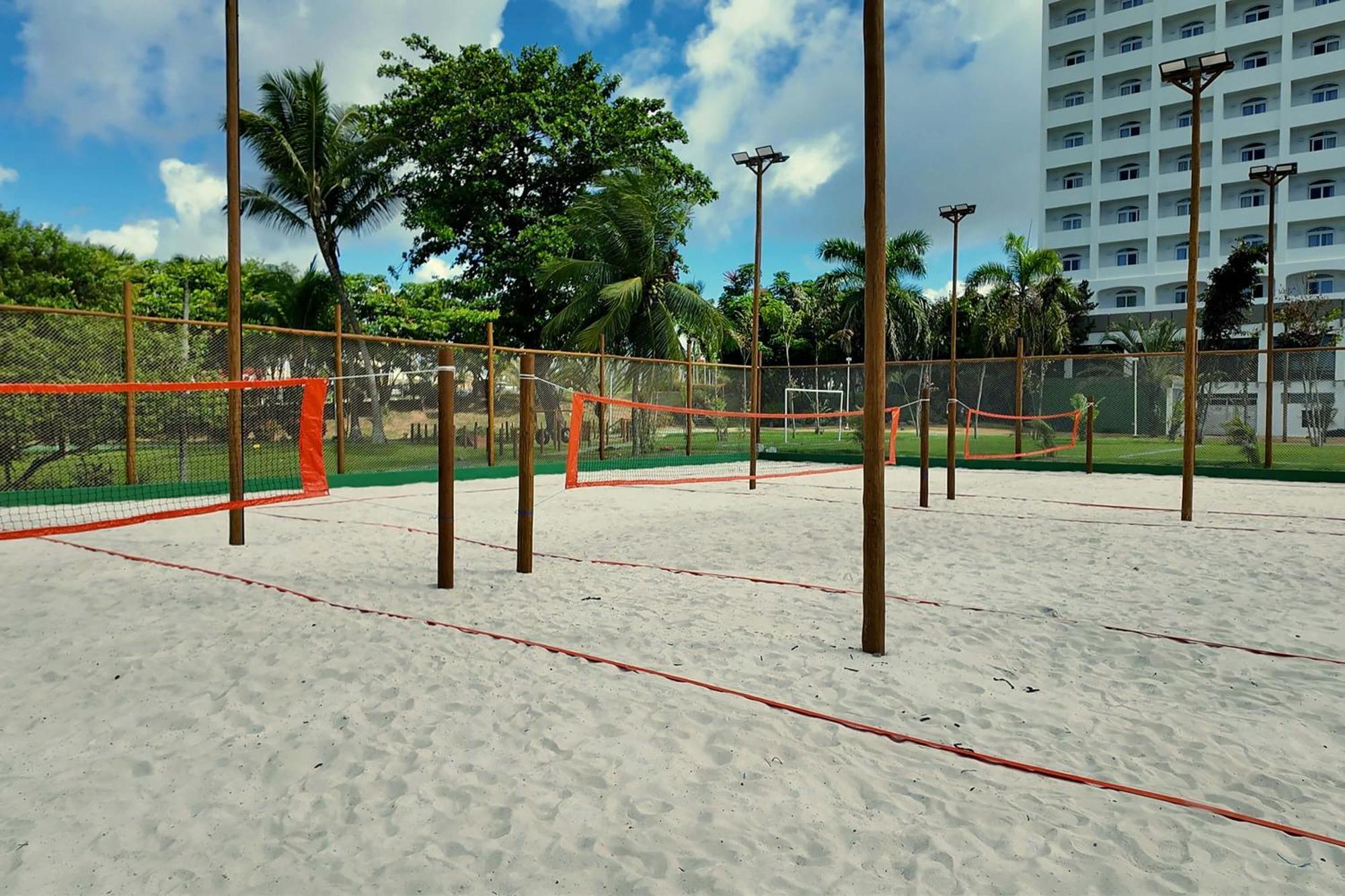 Hotel Deville Prime Salvador Luaran gambar A beach tennis court