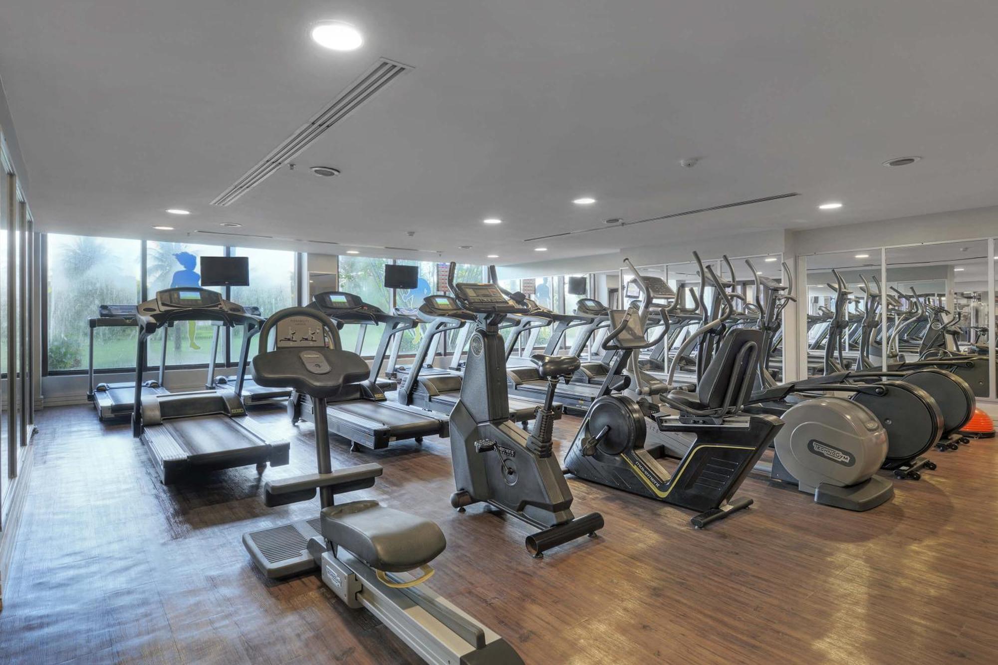Hotel Deville Prime Salvador Luaran gambar The gym at the hotel