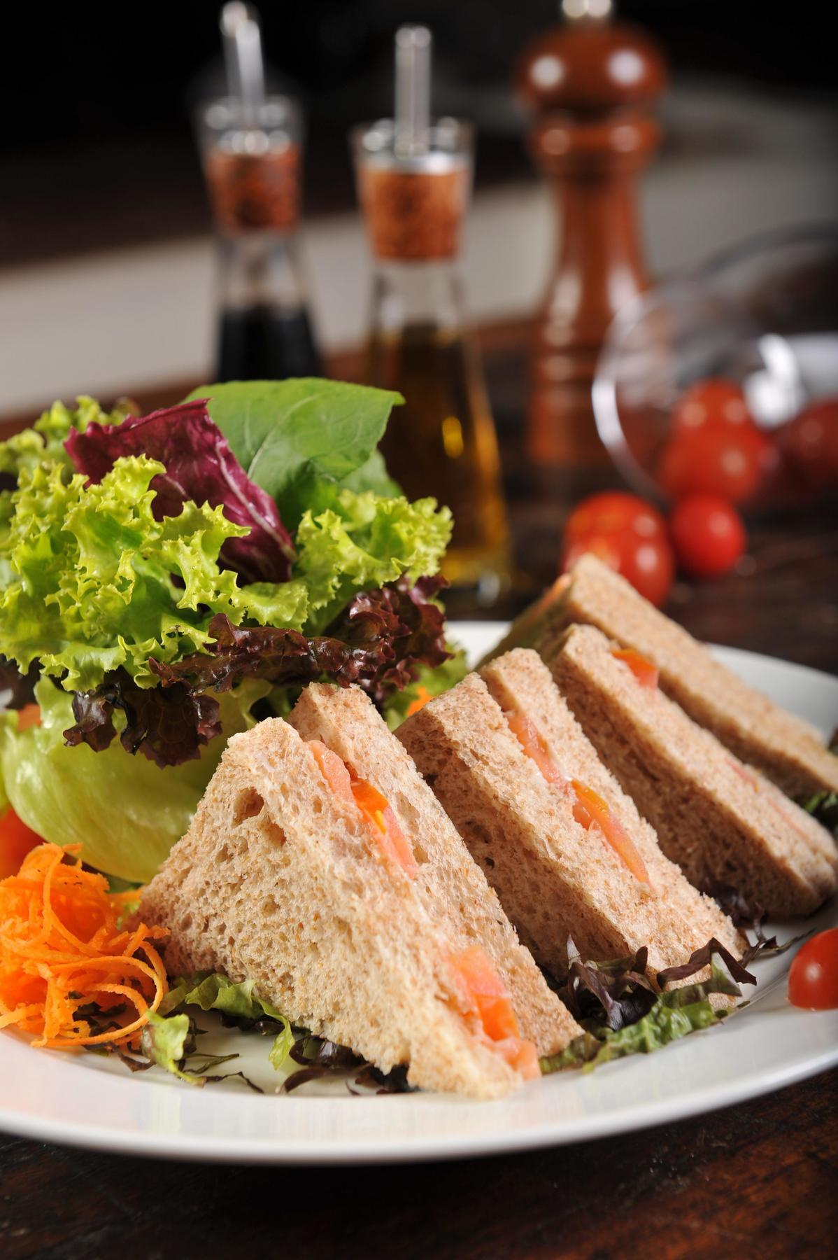 Hotel Deville Prime Salvador Luaran gambar A salad and a sandwich
