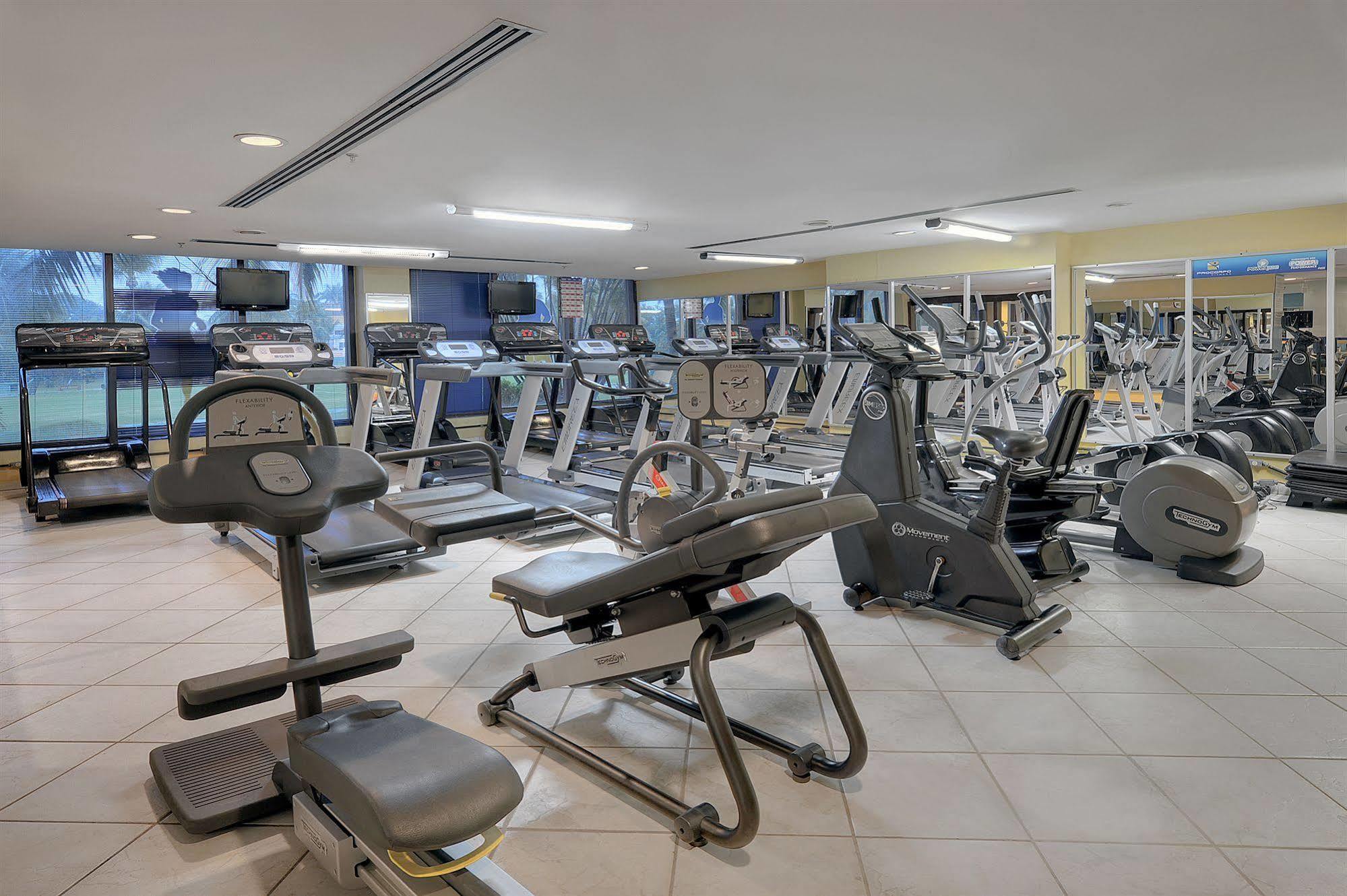 Hotel Deville Prime Salvador Luaran gambar A gym at the hotel